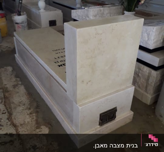 מצבות אבן עם כיתוב שחור וסידור פרחים